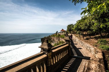 Dempasar, Endonezya 'daki tapınaktan okyanus manzarası 