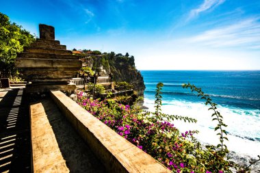 Dempasar, Endonezya 'daki tapınaktan okyanus manzarası 
