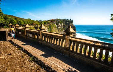 Dempasar, Endonezya 'daki tapınaktan okyanus manzarası 
