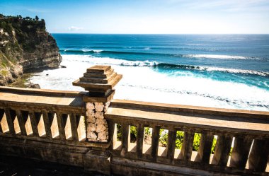 Dempasar, Endonezya 'daki tapınaktan okyanus manzarası 