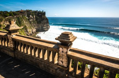 Dempasar, Endonezya 'daki tapınaktan okyanus manzarası 