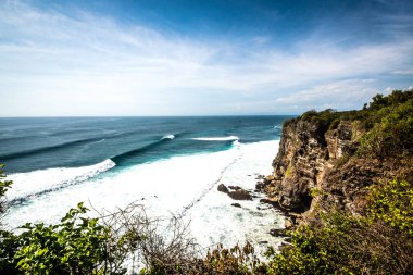 Dempasar, Endonezya 'daki tapınaktan okyanus manzarası 