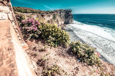 Dempasar, Endonezya 'daki tapınaktan okyanus manzarası 