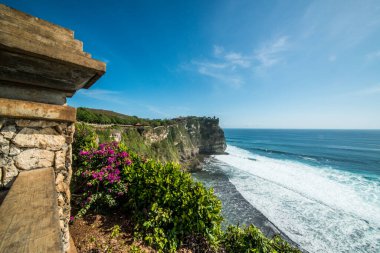 Dempasar, Endonezya 'daki tapınaktan okyanus manzarası 
