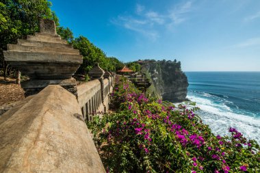 Dempasar, Endonezya 'daki tapınaktan okyanus manzarası 