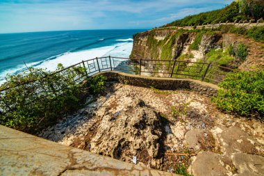 Dempasar, Endonezya 'daki tapınaktan okyanus manzarası 