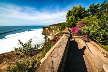 Dempasar, Endonezya 'daki tapınaktan okyanus manzarası 