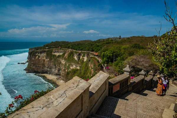 从印度尼西亚登帕萨的庙宇看海洋 — 图库照片
