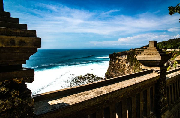 Dempasar, Endonezya 'daki tapınaktan okyanus manzarası 