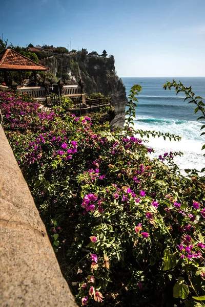 Dempasar, Endonezya 'daki tapınaktan okyanus manzarası 