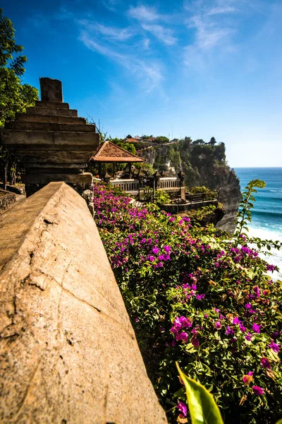 Dempasar, Endonezya 'daki tapınaktan okyanus manzarası 