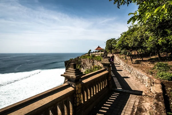 Dempasar, Endonezya 'daki tapınaktan okyanus manzarası 