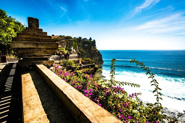 Dempasar, Endonezya 'daki tapınaktan okyanus manzarası 