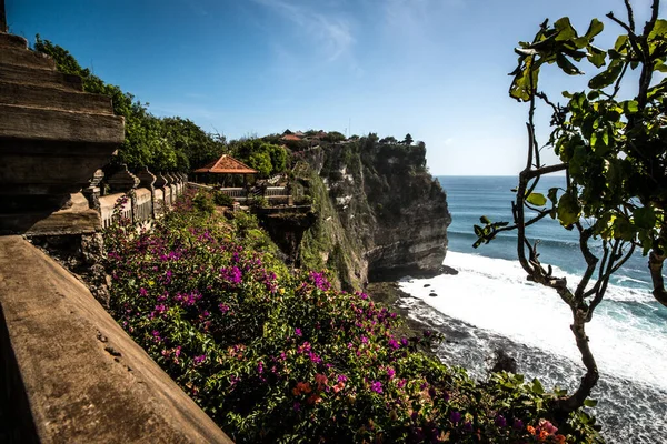 Dempasar, Endonezya 'daki tapınaktan okyanus manzarası 
