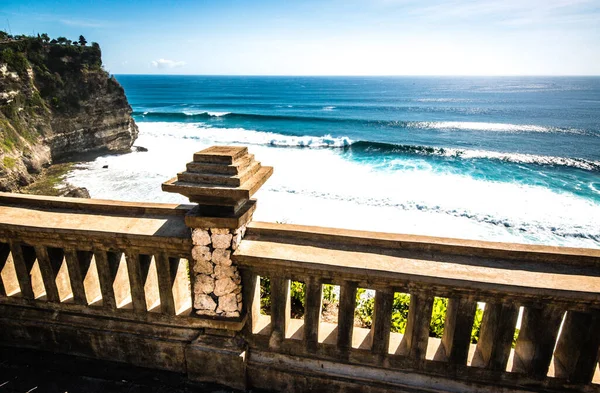 Dempasar, Endonezya 'daki tapınaktan okyanus manzarası 