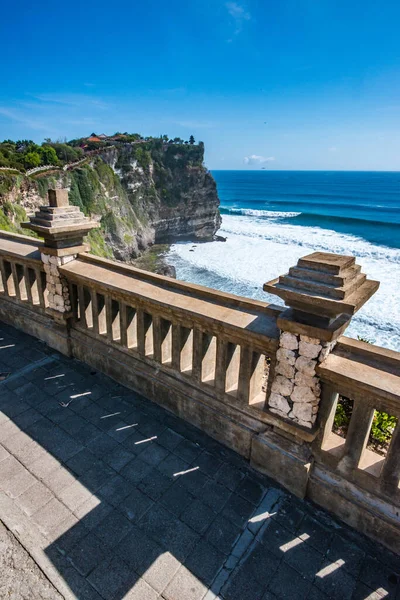Dempasar, Endonezya 'daki tapınaktan okyanus manzarası 