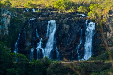 Etrafı yeşillik, Pirinopolis Prabang, Brezilya ile çevrili şelale manzarası