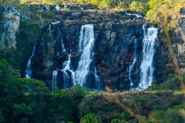 Etrafı yeşillik, Pirinopolis Prabang, Brezilya ile çevrili şelale manzarası