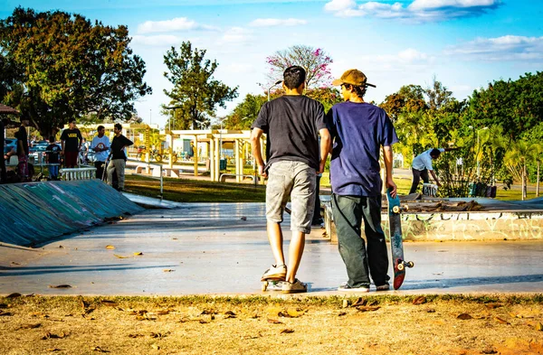 Emberek Gördeszkázás Brasilia City Park Brazília — Stock Fotó