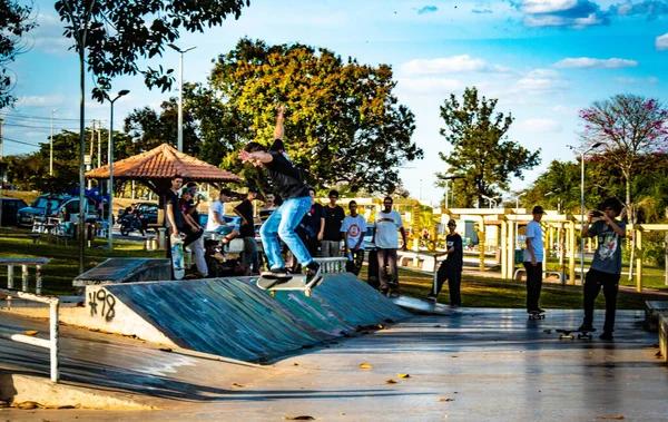 Emberek Gördeszkázás Brasilia City Park Brazília — Stock Fotó