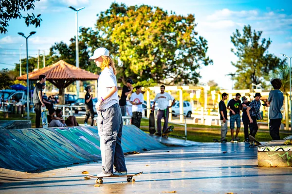 Emberek Gördeszkázás Brasilia City Park Brazília — Stock Fotó