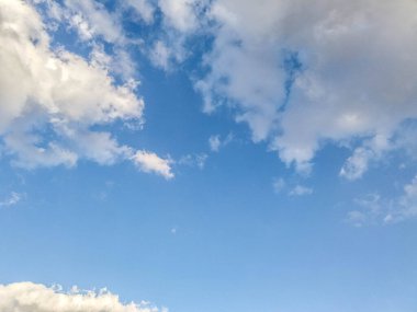 Güneş mavi gökyüzünde bulutları aydınlattı, doğal duvar kağıdı