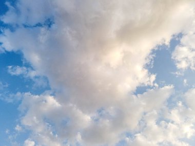 Güneş mavi gökyüzünde bulutları aydınlattı, doğal duvar kağıdı