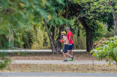 Brezilya 'daki şehir parkında spor yapan ve dinlenen insanlar
