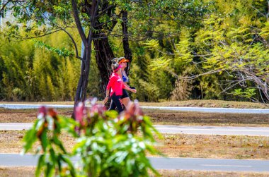 Brezilya 'daki şehir parkında spor yapan ve dinlenen insanlar