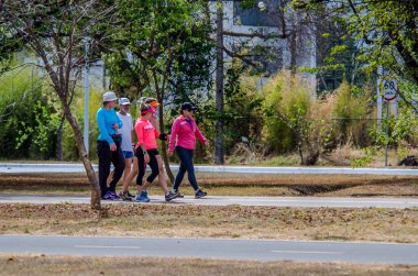 Brezilya 'daki şehir parkında spor yapan ve dinlenen insanlar
