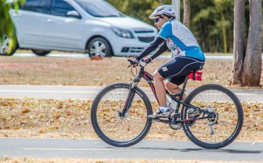 Brezilya 'daki şehir parkında spor yapan ve dinlenen insanlar