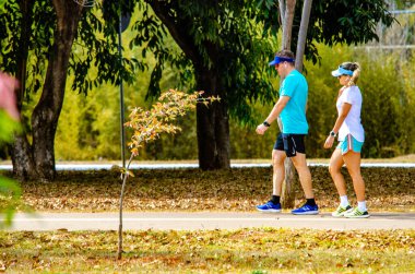 Brezilya 'daki şehir parkında spor yapan ve dinlenen insanlar