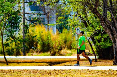Brezilya 'daki şehir parkında spor yapan ve dinlenen insanlar