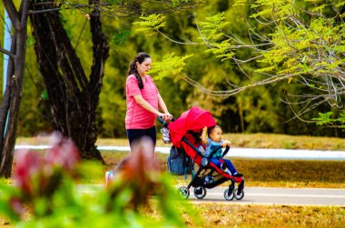 İnsanlar Brezilya 'daki şehir parkında dinleniyor.