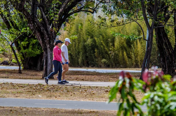 Personnes Faisant Sport Reposant Dans Parc Ville Brésil — Photo