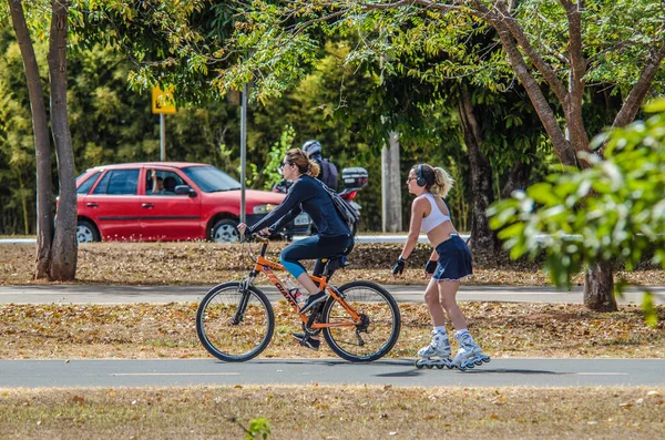 Gente Haciendo Deporte Descansando Parque Ciudad Brasil — Foto de Stock