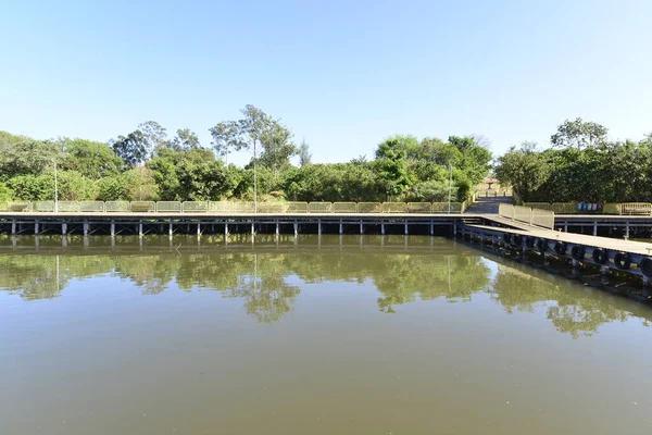 ブラジルのデッキ パークに湖 — ストック写真