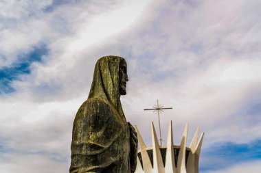Brasilia, Brezilya 'daki Metropolitan Katedrali yakınlarında taş heykel