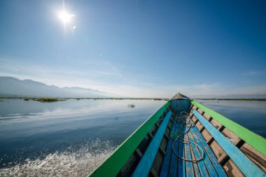 Inle Gölü 'nde insanlarla tekne gezisi, Myanmar. 