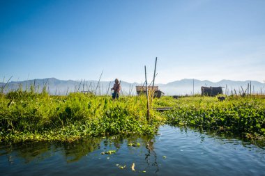 Inle Gölü 'nde insanlarla tekne gezisi, Myanmar. 