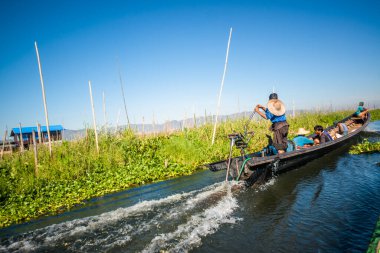Inle Gölü 'nde insanlarla tekne gezisi, Myanmar. 