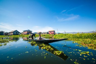 Inle Gölü 'nde insanlarla tekne gezisi, Myanmar. 