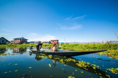Inle Gölü 'nde insanlarla tekne gezisi, Myanmar. 