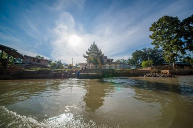Myanmar 'daki Inle Gölü' ndeki köy.