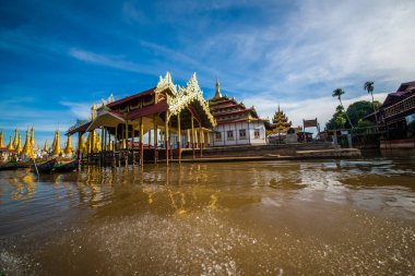 Myanmar 'daki Inle Gölü' ndeki köy.