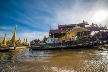 Myanmar 'daki Inle Gölü' ndeki köy.