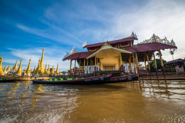Myanmar 'daki Inle Gölü' ndeki köy.