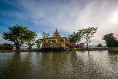 Myanmar 'daki Inle Gölü' ndeki köy.