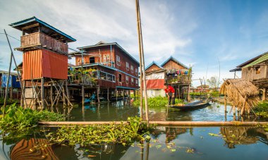 Myanmar 'daki Inle Gölü' ndeki köy.