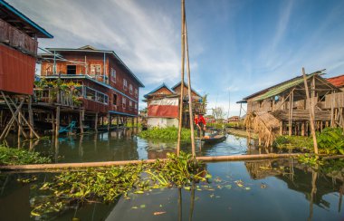 Myanmar 'daki Inle Gölü' ndeki köy.